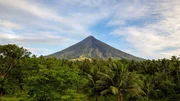 Der Mayon ist der aktivste Vulkan auf den Philippinen. Regelmäßig bricht er aus. Der Mayon ist der aktivste Vulkan auf den Philippinen. Regelmäßig bricht er aus.