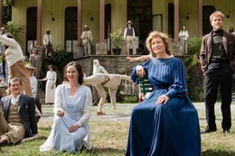 Freiheit auf dem Monte Verità, vorne, v.li.: Hermann Hesse (Joel Basman), Hanna Leitner (Maresi Riegner), Ida Hofmann (Julia Jentsch), Dr. Otto Gross (Max Hubacher) vor der Casa Centrale auf dem Monte Verità
