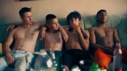 v.l.: Julius (Vincent Wiemer), Lukas (Levy Rico Arcos), Gino (Rafael Klein-He&szlig;ling) und Sanchez (Aaron Maldonado-Morales) wachsen gemeinsam in Gropiusstadt auf.