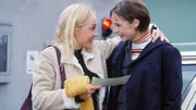 Bea (Sonia Farke, li.) freut sich sehr über Ninas (Tine Worch) Geschenk: ein Besuchsschein für Reutlitz, um Walter sehen zu können. Bea (Sonia Farke, li.) freut sich sehr über Ninas (Tine Worch) Geschenk: ein Besuchsschein für Reutlitz, um Walter sehen zu können.