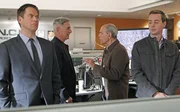 Während der Ermittlungen zu einem Mordfall kommt es zu Komplikationen, als das Team um Tony (Michael Weatherly, l.) und McGee (Sean Murray, r.) herausfindet, dass das Mordopfer Verbindungen zum derzeitigen Freund von Gibbs' (Mark Harmon, 2.v.l.) und Agent Fornells (Joe Spano, 2.v.r.) Ex-Frau hatte ... Während der Ermittlungen zu einem Mordfall kommt es zu Komplikationen, als das Team um Tony (Michael Weatherly, l.) und McGee (Sean Murray, r.) herausfindet, dass das Mordopfer Verbindungen zum derzeitigen Freund von Gibbs' (Mark Harmon, 2.v.l.) und Agent Fornells (Joe Spano, 2.v.r.) Ex-Frau hatte ...