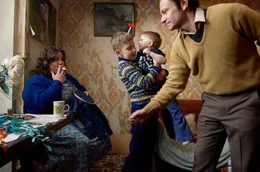 Der ganz normale Wahnsinn: Liz (Ella Smith, l) und Ray (Justin Salinger, r) mit ihren beiden S&ouml;hnen Richard (Jacob Tuton) und Jason (Callum Slater, 2.v.l.).