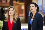 Dr. Maura Isles (Sasha Alexander, l.) und Detective Jane Rizzoli (Angie Harmon) sind einem mysteriösen Fall auf der Spur, bei dem ein Mörder seine Opfer eingipst. Dr. Maura Isles (Sasha Alexander, l.) und Detective Jane Rizzoli (Angie Harmon) sind einem mysteriösen Fall auf der Spur, bei dem ein Mörder seine Opfer eingipst.