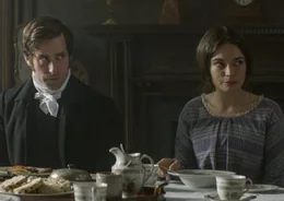 l-r: Oliver Jackson-Cohen als William Weightman, Emma Mackey als Emily Bront&euml;