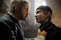 Antonio Luini (Moritz Bleibtreu) droht Giorgio (Fynn Henkel).