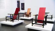 Der Rietveld-Stuhl ist eine Design-Ikone. Der Schreinermeister und sp&auml;tere Architekt Gerrit Rietveld hat das M&ouml;belst&uuml;ck 1919 pr&auml;sentiert.