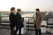 Luca (Manuel Cortez, r.) hilft Nina (Maria Wedig, M.) und Jojo (Bernhard Bozian, l.) zu fliehen ...
