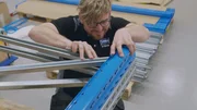 Tobias Linge hilft dem Einrichtungs-Team beim Aufbau. Tobias Linge hilft dem Einrichtungs-Team beim Aufbau.