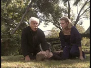 Mark (Dick Van Dyke, l.) wird zu Dreharbeiten gerufen, weil die bekannte Darstellerin Thalia (Jennifer Gareis, r.) zusammengebrochen ist. Mark (Dick Van Dyke, l.) wird zu Dreharbeiten gerufen, weil die bekannte Darstellerin Thalia (Jennifer Gareis, r.) zusammengebrochen ist.
