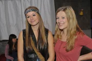 Lilly (Iris Mareike Steen, r.) freut sich aufrichtig, dass ihre Schwester Tanja (Senta-Sofia Delliponti) über das Auftauchen von Kurt so glücklich ist. Lilly (Iris Mareike Steen, r.) freut sich aufrichtig, dass ihre Schwester Tanja (Senta-Sofia Delliponti) über das Auftauchen von Kurt so glücklich ist.