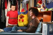 Brick Heck (Atticus Shaffer, l.); Axl Heck (Charlie McDermott, r.) Brick Heck (Atticus Shaffer, l.); Axl Heck (Charlie McDermott, r.)