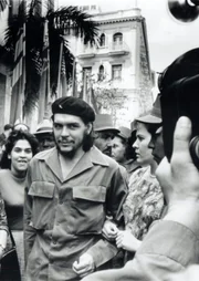 Che Guevara wird schon zu Lebzeiten zur Ikone der Linken. Bei Besuchen im Westen wird der Argentinier umschwärmt. Che Guevara wird schon zu Lebzeiten zur Ikone der Linken. Bei Besuchen im Westen wird der Argentinier umschwärmt.