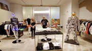 Ein wichtiger Gesch&auml;ftstermin steht an. "In The Heart of Europe" er&ouml;ffnet die Familie ihren ersten Roberto Geissini Shop.; Ein wichtiger Gesch&auml;ftstermin steht an. &bdquo;In The Heart of Europe&ldquo; er&ouml;ffnet die Familie ihren ersten Roberto Geissini Shop.