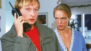 Noch denkt Simone (Susanne Schlenzig), sie k&ouml;nnte ihren neurotischen Verehrer, den verwirrten Knut Lassmann (Marc Bischoff), in seine Schranken weisen...