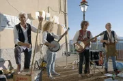 Wolfgang (li.) beim Konzert mit seiner Band. Die lokale Dorfgemeinschaft betrachtet ihn schon lange als einen von ihnen, und auch Wolfgang möchte lieber dort bleiben, wo er längst Wurzeln geschlagen hat. Wolfgang (li.) beim Konzert mit seiner Band. Die lokale Dorfgemeinschaft betrachtet ihn schon lange als einen von ihnen, und auch Wolfgang möchte lieber dort bleiben, wo er längst Wurzeln geschlagen hat.