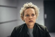 Prohaceks letzter Fall vor ihrer Pensionierung: Ein Polizist erschießt sich aus Liebeskummer vor den Augen seiner jüngeren Kollegin und Geliebten Sarah Weiss (Julia Franz Richter). Prohaceks letzter Fall vor ihrer Pensionierung: Ein Polizist erschießt sich aus Liebeskummer vor den Augen seiner jüngeren Kollegin und Geliebten Sarah Weiss (Julia Franz Richter).