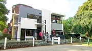 Das Rietveld-Schr&ouml;der-Haus am Stadtrand von Utrecht ist ber&uuml;hmt f&uuml;r seine Architektur und sein Design. Das 1924 erbaute Wohnhaus z&auml;hlt zu den wichtigsten Bauwerken der De-Stijl-Bewegung und ist heute das kleinste St&uuml;ck Weltkulturerbe der Niederlande.