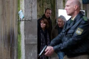 Dr. Eva Maria Prohacek (Senta Berger), André Langner (Rudolf Krause) und Evas Bruder Reinhard (Robert Giggenbach) beim Zugriff. Dr. Eva Maria Prohacek (Senta Berger), André Langner (Rudolf Krause) und Evas Bruder Reinhard (Robert Giggenbach) beim Zugriff.