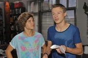 Zac (Jascha Rust, l.) und Vince (Vincent Krüger) haben statt des erwarteten Geldes Drogen in dem Automaten gefunden und überlegen, was sie nun tun sollen. Zac (Jascha Rust, l.) und Vince (Vincent Krüger) haben statt des erwarteten Geldes Drogen in dem Automaten gefunden und überlegen, was sie nun tun sollen.