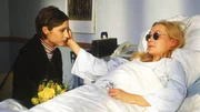 Bea (Sonia Farke, re.) erklärt Nina (Tine Worch), dass sie einen Gehirntumor hat, der auf den Sehnerv drückt und das sie deshalb nicht mehr sehen kann. Bea (Sonia Farke, re.) erklärt Nina (Tine Worch), dass sie einen Gehirntumor hat, der auf den Sehnerv drückt und das sie deshalb nicht mehr sehen kann.