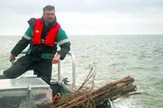 Nommen Kruse ist täglich damit beschäftigt, seine Hallig vor dem nächsten Hochwasser zu schützen. Nommen Kruse ist täglich damit beschäftigt, seine Hallig vor dem nächsten Hochwasser zu schützen.