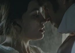 l-r: Emma Mackey als Emily Bront&euml;, Oliver Jackson-Cohen als William Weightman
