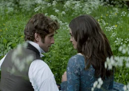 l-r: Oliver Jackson-Cohen als William Weightman, Emma Mackey als Emily Bront&euml;