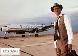 Der Ingenieur Walter Faber (Sam Shepard) bei einer gesch&auml;ftlichen Flugreise nach Lateinamerika.