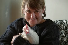 Charlotte (Linda Olsansky) mit dem Huhn Madonna, das f&uuml;r sie einen emotionalen Anker darstellt. Das Huhn verk&ouml;rpert die Natur, die nicht wertet, sondern einfach da ist.