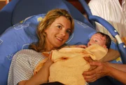 Die querschnittgelähmte Lilly (Luise Bär) hat mit Hilfe von Antonia auf natürlichem Weg ihre Tochter entbunden. Die querschnittgelähmte Lilly (Luise Bär) hat mit Hilfe von Antonia auf natürlichem Weg ihre Tochter entbunden.
