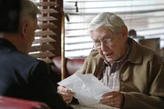 Gibbs (Mark Harmon, l.) muss sich in der Mitte eines Falles verabschieden, um seinem Vater (Ralph Waite, r.) dabei zu helfen, sich mit einem früheren Kriegspiloten in Verbindung zu setzen ... Gibbs (Mark Harmon, l.) muss sich in der Mitte eines Falles verabschieden, um seinem Vater (Ralph Waite, r.) dabei zu helfen, sich mit einem früheren Kriegspiloten in Verbindung zu setzen ...