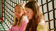 (v.li.): Sienna Rosie Schei (Silje), Sofia Haug Khoury (Lea). (v.li.): Sienna Rosie Schei (Silje), Sofia Haug Khoury (Lea).