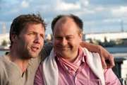 Christine lernt auch Doros WG-Genossen Dennis (Markus Majowski, r.) und Richard (Patrik Fichte, l.) kennen. Beide sind Partner, nicht nur in ihrer in Anwaltskanzlei? Christine lernt auch Doros WG-Genossen Dennis (Markus Majowski, r.) und Richard (Patrik Fichte, l.) kennen. Beide sind Partner, nicht nur in ihrer in Anwaltskanzlei?