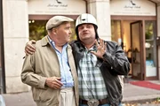 Heinz (Lambert Hamel, l.) trifft auf einen alten Bekannten: Der rasende Lokal-Reporter Gisbert (Christoph Hagen Dittmann, r.) ist wieder auf der Pirsch nach heißen Geschichten. Heinz (Lambert Hamel, l.) trifft auf einen alten Bekannten: Der rasende Lokal-Reporter Gisbert (Christoph Hagen Dittmann, r.) ist wieder auf der Pirsch nach heißen Geschichten.