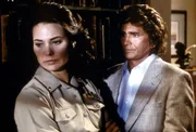 Commander Kimberly Michaels (Christina Raines, l.) erzählt Jonathan (Michael Landon, r.), was sie belastet. Commander Kimberly Michaels (Christina Raines, l.) erzählt Jonathan (Michael Landon, r.), was sie belastet.