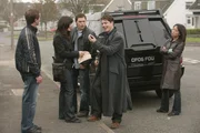 Picture shows: Eugene (Paul Chequer), Gwen (Eve Myles), Owen (Burn Gorman), Captain Jack (John Barrowman) and Toshiko (Naoki Mori). EPISODE 9 'INVISIBLE EUGENE' - Eugene wakes to find himself (a) dead and (b) invisible to the rest of the world; Gwen Cooper hilft bei der Aufklärung. Picture shows: Eugene (Paul Chequer), Gwen (Eve Myles), Owen (Burn Gorman), Captain Jack (John Barrowman) and Toshiko (Naoki Mori). EPISODE 9 'INVISIBLE EUGENE' - Eugene wakes to find himself (a) dead and (b) invisible to the rest of the world; Gwen Cooper hilft bei der Aufklärung.