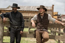 Sam Chisholm (Denzel Washington, l.) und Josh Farraday (Chris Pratt) haben einen gef&auml;hrlichen Job angenommen.