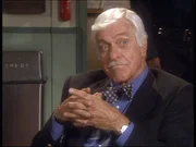 Als der Buchmacher Borachevsky ermordet wird, vered&auml;chtigt Mark (Dick Van Dyke) den spiels&uuml;chtigen Dr. Hodiak.