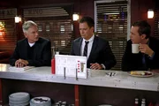 Gibbs (Mark Harmon, l.), Tony (Michael Weatherly, M.) und McGee (Sean Murray, r.) ermitteln im Mordfall eines Marine Sergeants, der in einem Modeladen für Herren erschossen wurde ... Gibbs (Mark Harmon, l.), Tony (Michael Weatherly, M.) und McGee (Sean Murray, r.) ermitteln im Mordfall eines Marine Sergeants, der in einem Modeladen für Herren erschossen wurde ...