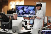 Ein neuer Fall wartet auf Gibbs (Mark Harmon, l.) und Abby (Pauley Perrette, r.) ... Ein neuer Fall wartet auf Gibbs (Mark Harmon, l.) und Abby (Pauley Perrette, r.) ...