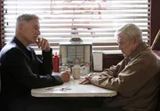 Während der Ermittlungen in einem neuen Fall wird Gibbs (Mark Harmon, l.) von seinem Vater (Ralph Waite, r.) bedrängt, ihn zu einem alten Freund aus Kriegszeiten zu begleiten ... Während der Ermittlungen in einem neuen Fall wird Gibbs (Mark Harmon, l.) von seinem Vater (Ralph Waite, r.) bedrängt, ihn zu einem alten Freund aus Kriegszeiten zu begleiten ...