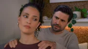 Naomi (Nadine Menz) kümmert sich um Patrizia nach deren Nervenzusammenbruch, was Paco (Milos Vukovic) misstrauisch beobachtet. Naomi (Nadine Menz) kümmert sich um Patrizia nach deren Nervenzusammenbruch, was Paco (Milos Vukovic) misstrauisch beobachtet.