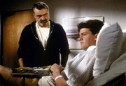 David (Matthew Perry, r.) teilt Mark (Victor French, l.) mit, dass er herausfinden möchte, wer seine wahren Eltern sind. David (Matthew Perry, r.) teilt Mark (Victor French, l.) mit, dass er herausfinden möchte, wer seine wahren Eltern sind.