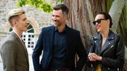 Evas Geburtstagsfeier ist in vollem Gange: Paul (Lennart Betzgen, l.) und Livia (Livia Matthes) machen ihrer Mutter zu Liebe gute Miene zu der scheinheiligen Familienfeier. Oli (Jo Weil) l&auml;sst sich von Pauls guter Laune anstecken.