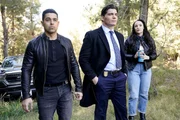 Nicholas Torres (Wilmer Valderrama, l.); Dale Sawyer (Zane Holtz, Mitte)