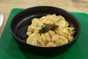 Tagesmotto "Leibgericht": Zitronen-Salbei-Pasta mit wei&szlig;en Bohnen und Cashew-Hefeflocken-Topping von Nina M&auml;hl