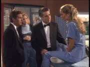 Im Krankenhaus kümmert sich Jesse (Charlie Schlatter, l.) um Thalia (Jennifer Gareis, r.), die ernährungsbedingte Gesundheitsprobleme hat. Im Krankenhaus kümmert sich Jesse (Charlie Schlatter, l.) um Thalia (Jennifer Gareis, r.), die ernährungsbedingte Gesundheitsprobleme hat.