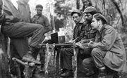 Ernesto Che Guevara kämpft mit den Revolutionären um Fidel Castro gegen den kubanischen Diktator Fulgencio Batista. Monatelang führen sie einen Guerillakampf in der Sierra Maestra. Ernesto Che Guevara kämpft mit den Revolutionären um Fidel Castro gegen den kubanischen Diktator Fulgencio Batista. Monatelang führen sie einen Guerillakampf in der Sierra Maestra.