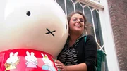 Moderatorin Simin Sadeghi mit Miffy. Die Figur kennt in den Niederlanden jedes Kind. Dort hei&szlig;t sie allerdings Nijntje. Erschaffen hat sie der Utrecher Autor und Zeichner Dick Bruna.