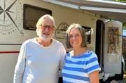 Petra (r) und Rüdiger Erbslöh suchen dieses Mal den Luxus an der Côte d'Azur! Beide werden bald 70 Jahre alt - der perfekte Anlass, um mit ihrem Wohnmobil "Olaf" zu den Reichen und Schönen zu reisen. Und gleich geht es auf die Stadt Nizza zu erkunden. Petra (r) und Rüdiger Erbslöh suchen dieses Mal den Luxus an der Côte d'Azur! Beide werden bald 70 Jahre alt - der perfekte Anlass, um mit ihrem Wohnmobil "Olaf" zu den Reichen und Schönen zu reisen. Und gleich geht es auf die Stadt Nizza zu erkunden.